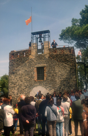Aplec de Sant Jordi any 1999, aixecada de la senyera i cant dels segadors.