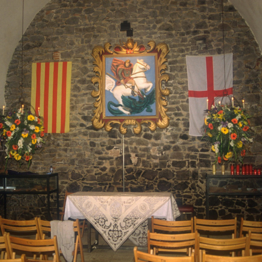 La capella de Sant Jordi preparada per celebrar-hi la missa en l'aplec d'enguany