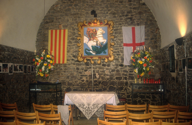 La capella de Sant Jordi preparada per celebrar-hi la missa en l'aplec d'enguany