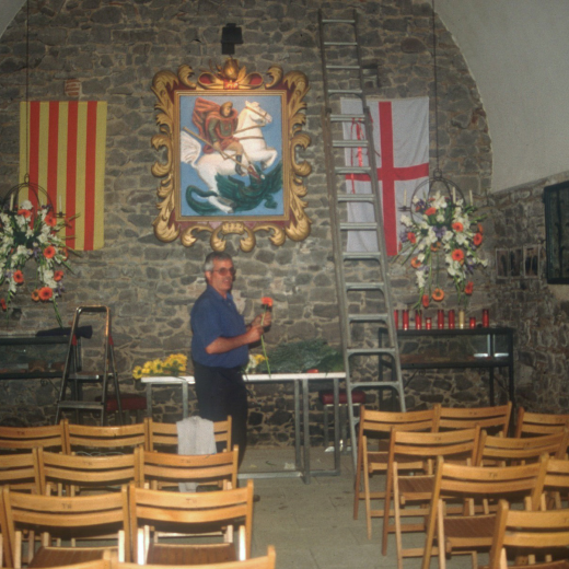En Joaquim Serra preparant la ornamentació floral de la capella per la festa de l'aplec