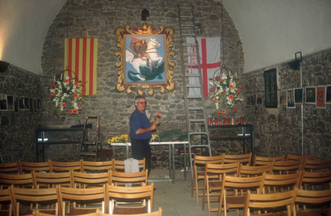 En Joaquim Serra preparant la ornamentació floral de la capella per la festa de l'aplec
