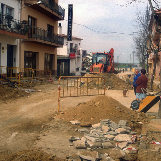 Les obres de reforma i modernització del carrer Pirineus a Maçanet