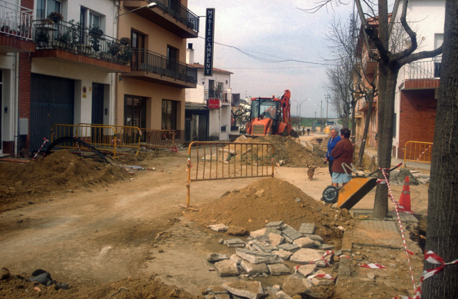 Les obres de reforma i modernització del carrer Pirineus a Maçanet