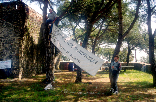 En Josep Costa i en Simó Serra col·locant la pancarta del Taller d'història a Sant Jordi