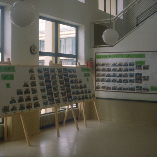 Detall de l'interior dels col·legis de Sant Jordi en una exposició