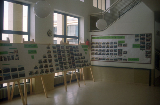 Detall de l'interior dels col·legis de Sant Jordi en una exposició