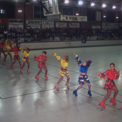 Detall del patinatge artístic de Maçant en un festival al pavelló
