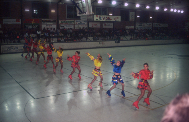 Detall del patinatge artístic de Maçant en un festival al pavelló