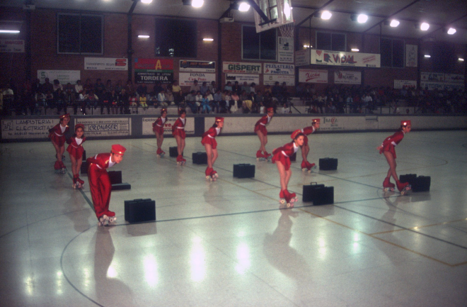 Actuació d'un grup al festival de patinatge artístic al pavelló