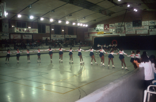 Grup de patinatge artístic Maçanet en una actuació al Pavelló