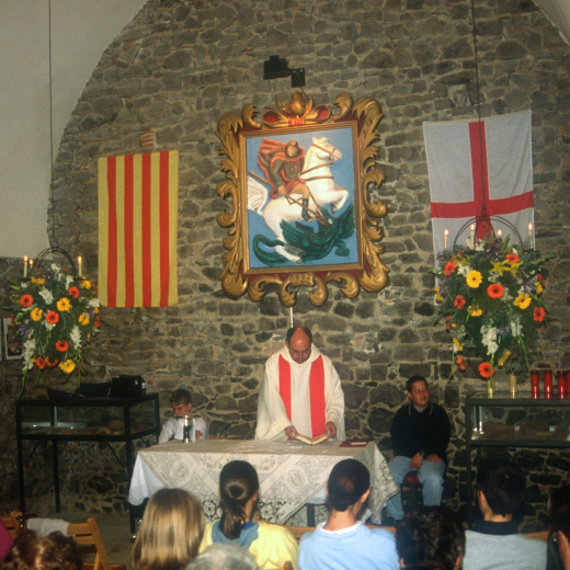 El Sr. rector de Maçanet Mn Josep Puig celebrant la missa a Sant Jordi