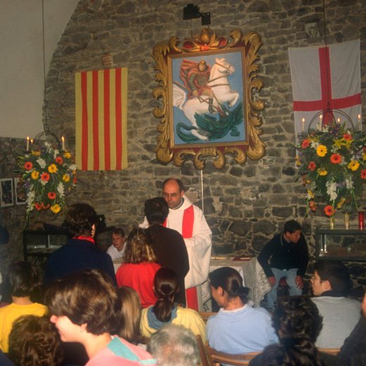 El Sr. rector Mn Josep Puig administrant la comunió a la missa de l'aplec de Sant Jordi l'any 99