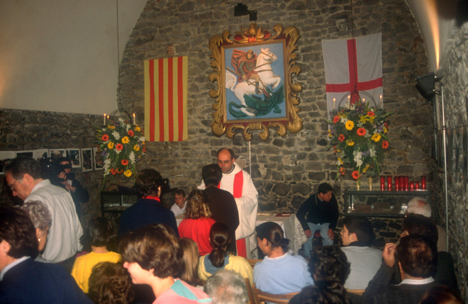 El Sr. rector Mn Josep Puig administrant la comunió a la missa de l'aplec de Sant Jordi l'any 99