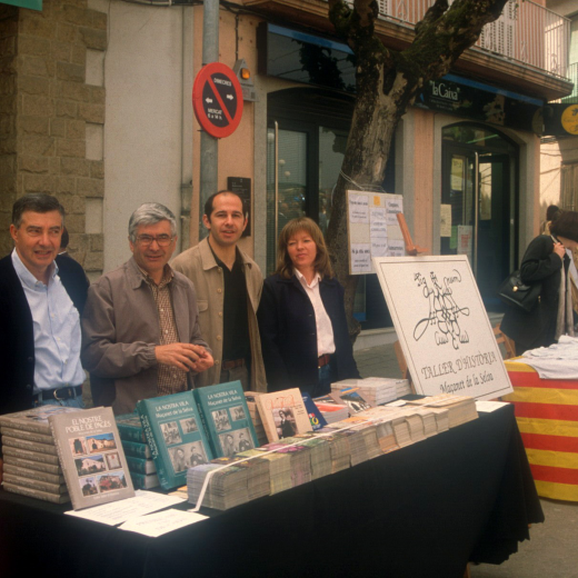 Fira del Roser. Parada de venda de llibres del Taller d'història. 

D'esquerra a dreta: Lluis Planas, Juli Campeny, Josep Costa, i Glòria Caballé, tots de la Junta Directiva del Taller