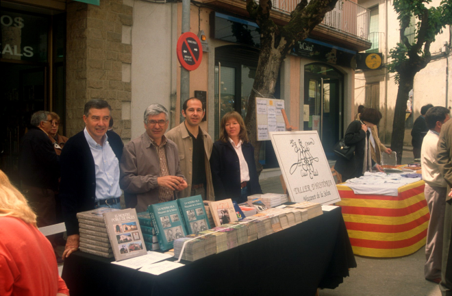 Fira del Roser. Parada de venda de llibres del Taller d'història. 

D'esquerra a dreta: Lluis Planas, Juli Campeny, Josep Costa, i Glòria Caballé, tots de la Junta Directiva del Taller