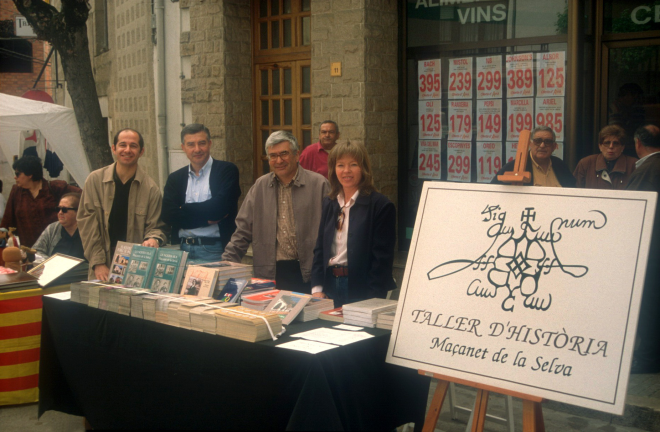 En Josep Costa, Lluís Planas, Juli Campeny i Glòria Caballé en la parada del Taller d'història a la Fira del Roser el maig del 99