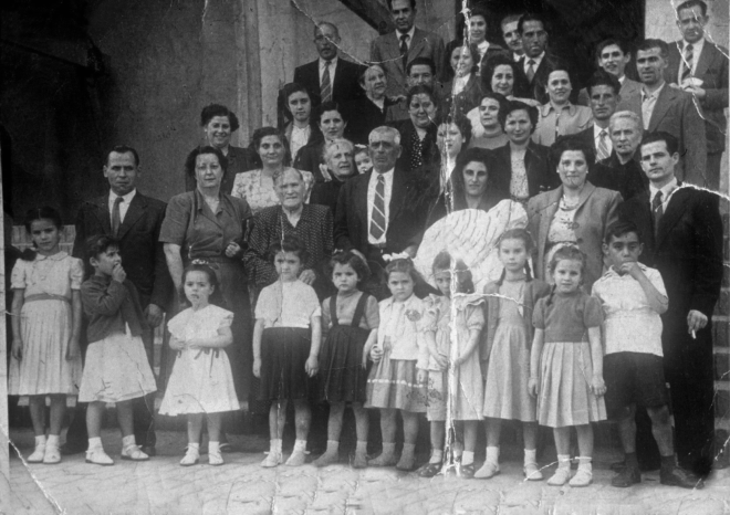 Una festa familiar de la família Orenh - Ruhí, sembla que és un bateix.

El primer de la fila de baix és en Ramón Vila Catalana i a l'altre cap hi ha en Salvador Orench amb la seva dona i dues files més enrera es pot veure el seu germà Joan Orench.

Dels altres se'ns ha fet impossible identificar-los