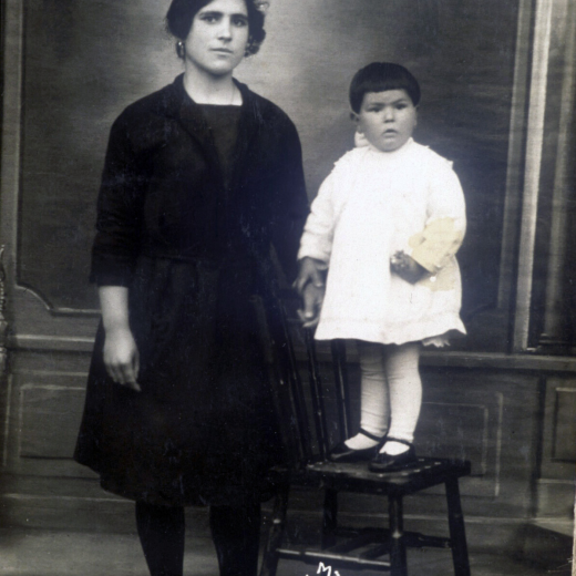 Aquesta nena de la foto és l'Alberta Tomàs Surós amb la seva mainadera o sernyora que la cuidava