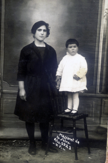 Aquesta nena de la foto és l'Alberta Tomàs Surós amb la seva mainadera o sernyora que la cuidava