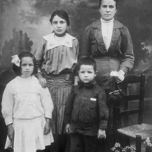 Família Casabó Ruhí. La mare Carme Ruhí i els fills Lluïsa, Leocàdia i Emeri