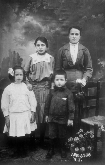 Família Casabó Ruhí. La mare Carme Ruhí i els fills Lluïsa, Leocàdia i Emeri
