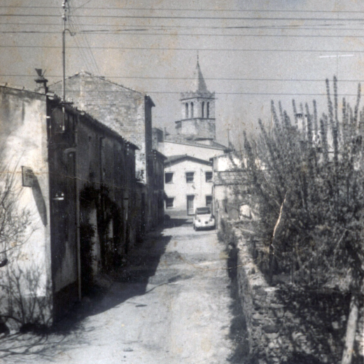 Vista del carrer nou amb Can Sagués al fons abans d'esser urbanitzat