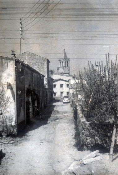 Vista del carrer nou amb Can Sagués al fons abans d'esser urbanitzat
