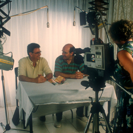 Primers temps de la televisió de Maçanet, a la foto Josep M Budi i Jordi Carreras en una entrevista i la Rafaela Mendoza manejant la càmera