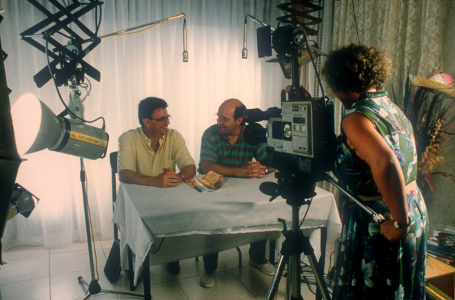 Primers temps de la televisió de Maçanet, a la foto Josep M Budi i Jordi Carreras en una entrevista i la Rafaela Mendoza manejant la càmera