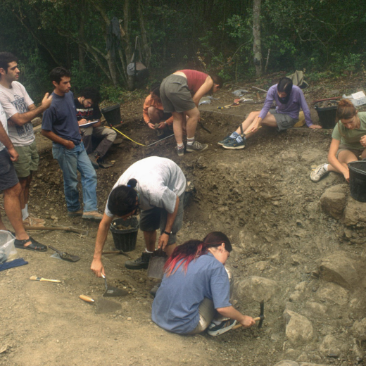 Excavació a Puig Marí del paleolític.