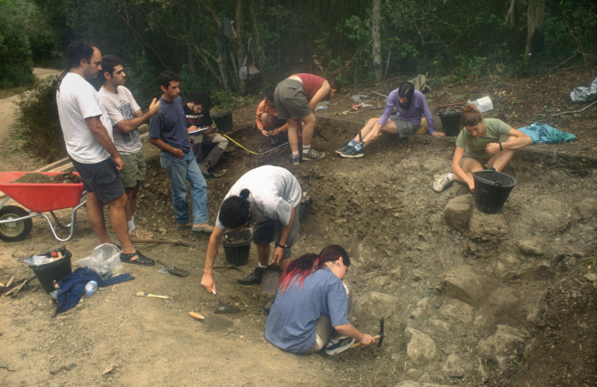 Excavació a Puig Marí del paleolític.
