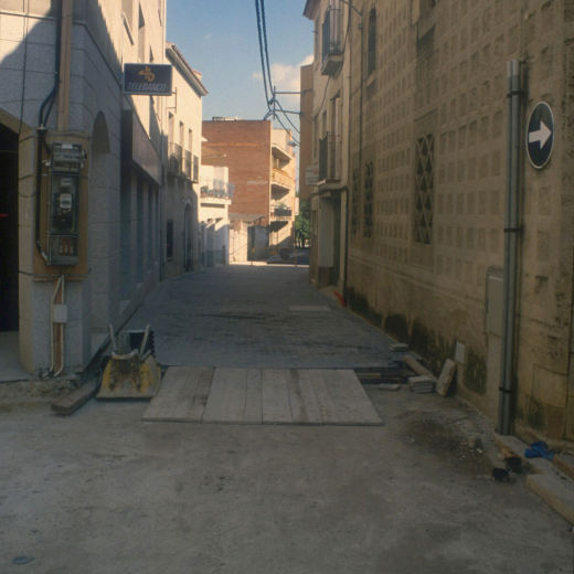 Pavimentació amb llambordes als carrers, carrer Migdia.