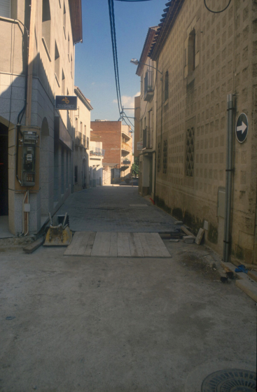 Pavimentació amb llambordes als carrers, carrer Migdia.