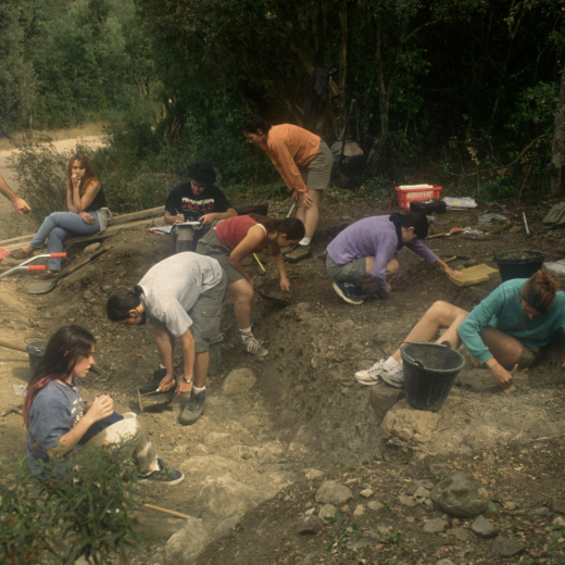 Treball d'excavacions del paleolític a Puig Marí que servi per fer el llibre 
