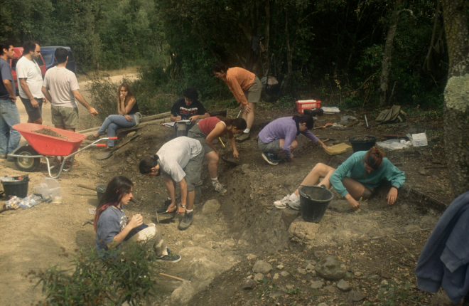 Treball d'excavacions del paleolític a Puig Marí que servi per fer el llibre 