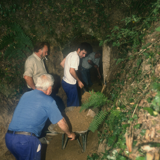 Moment de neteges per la restauració del túnel d'accés al pou del glaç de Buscastell. A les imatges Xavier Verges, Josep Brossa, Jordi Verges i Narcís Munsó.