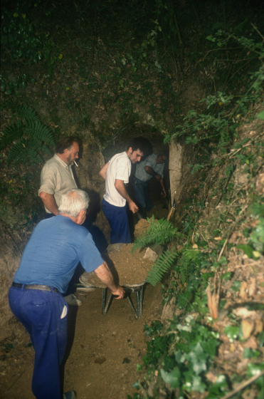 Moment de neteges per la restauració del túnel d'accés al pou del glaç de Buscastell. A les imatges Xavier Verges, Josep Brossa, Jordi Verges i Narcís Munsó.