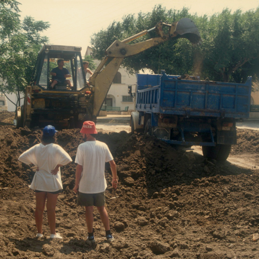 Josep Nadal amb la màquina per treure la terra de les excavacions al Palau de Foixà.