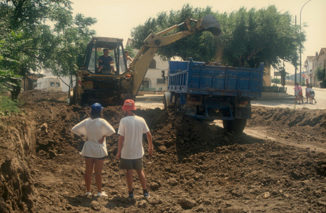 Josep Nadal amb la màquina per treure la terra de les excavacions al Palau de Foixà.
