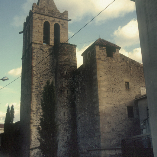 Vista del campanar amb la torre del comunicador conegut com la torres de les bruixes, l'obra central és l'escala de cargol.