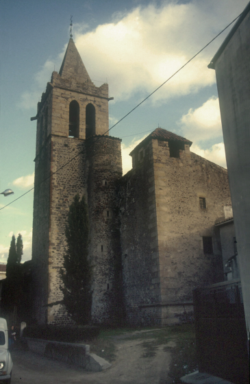 Vista del campanar amb la torre del comunicador conegut com la torres de les bruixes, l'obra central és l'escala de cargol.