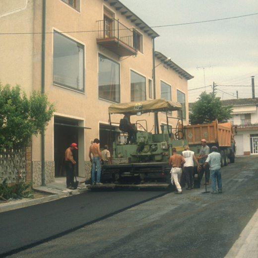 Asfaltat del carrer Estany davant de la botiga Mobles Campeny.