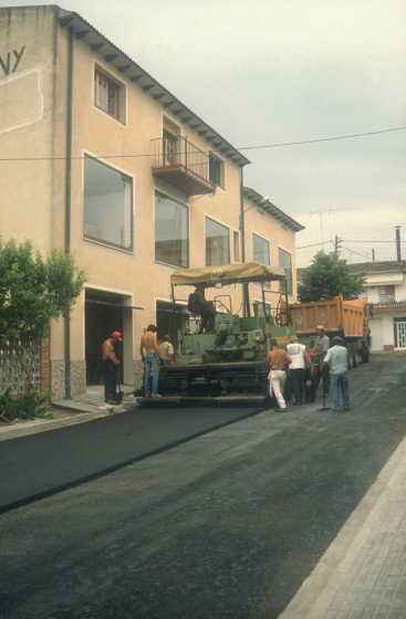 Asfaltat del carrer Estany davant de la botiga Mobles Campeny.