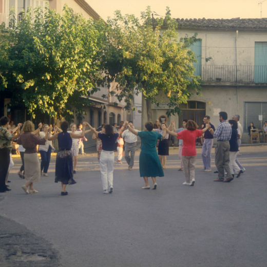 Sardanes a la plaça, als peus de cal Ubà ja desaparegut.