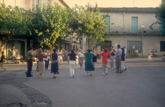 Sardanes a la plaça, als peus de cal Ubà ja desaparegut.