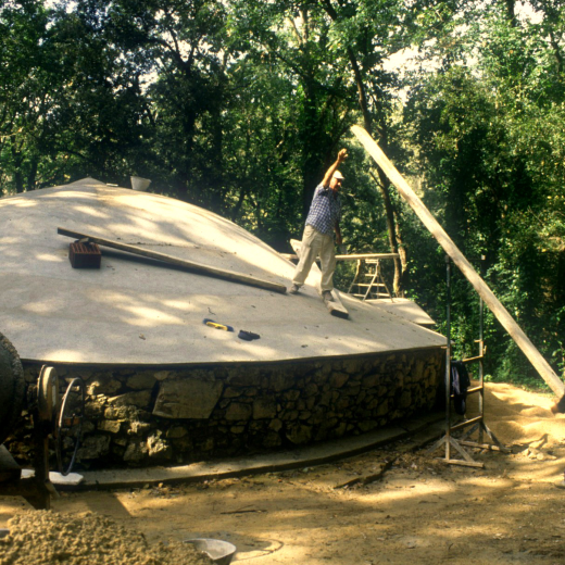 Joan Machado i Manohe en la restauració del pou del glaç de Buscastell.