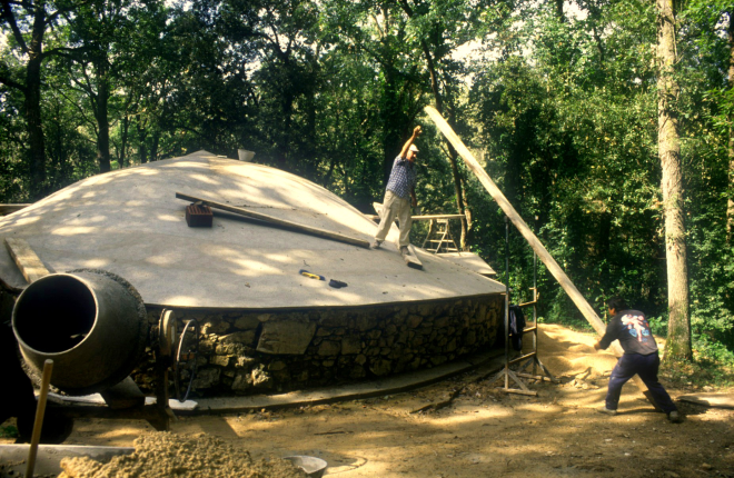 Joan Machado i Manohe en la restauració del pou del glaç de Buscastell.