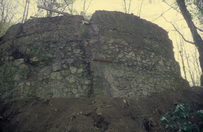 Els primers treballs de neteja per la restauració del pou del glaç, la paret nord.