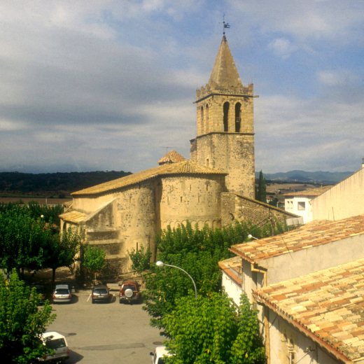 Vista del campanar i l'Església amb la plaça des de can Pi.