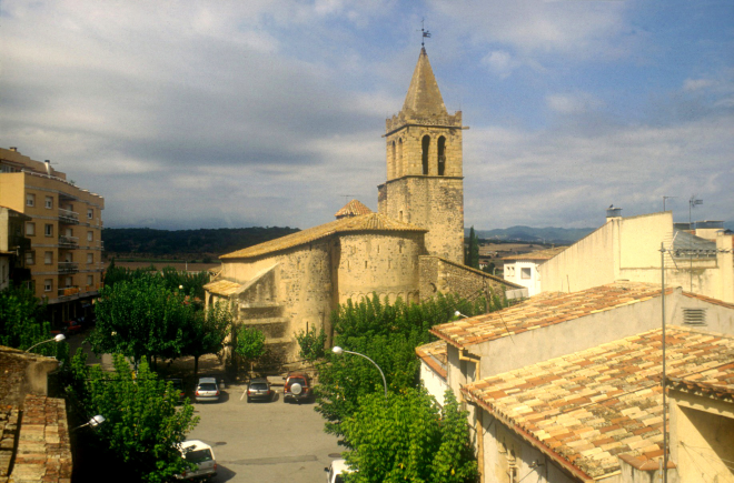 Vista del campanar i l'Església amb la plaça des de can Pi.